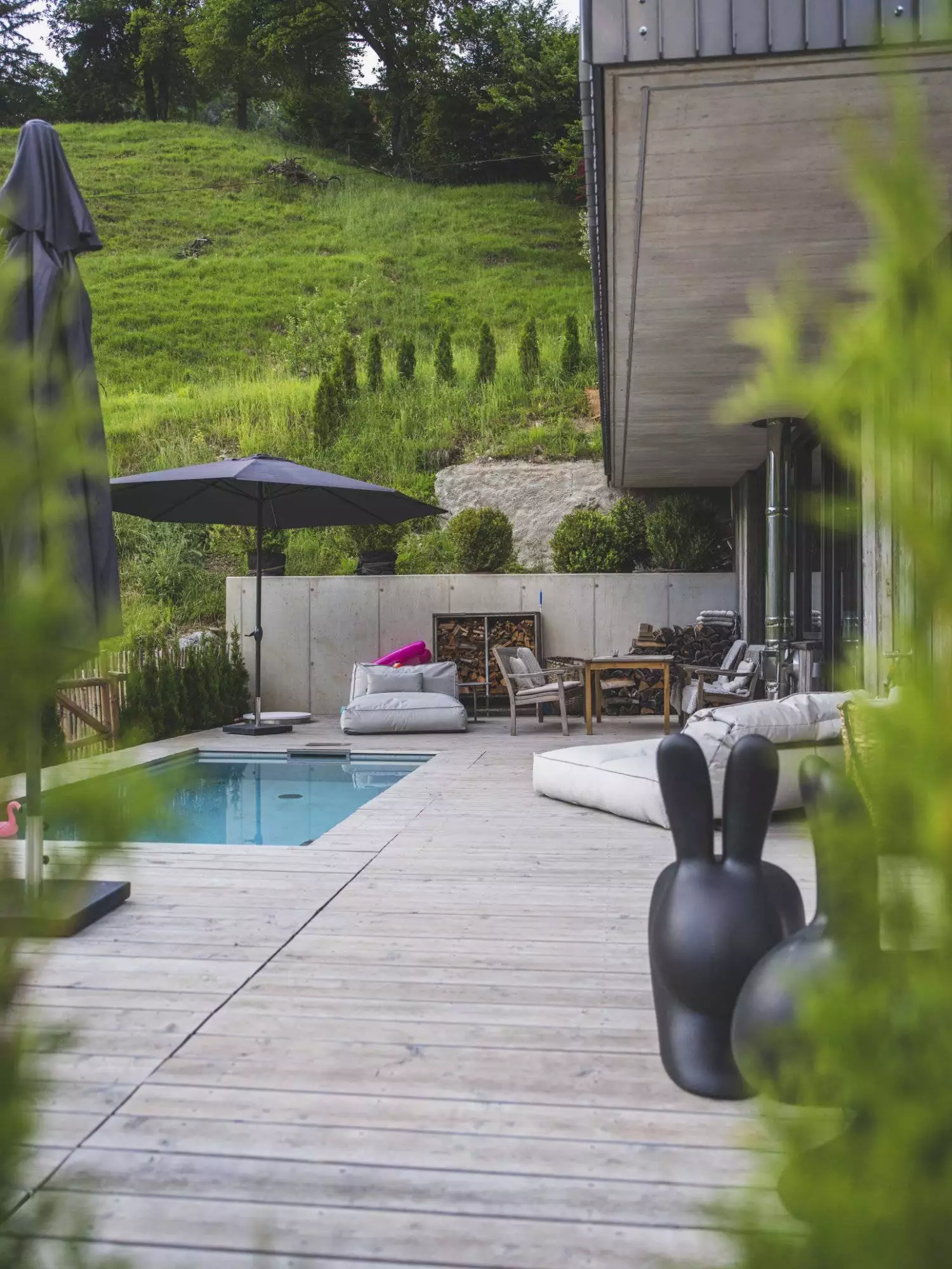 Ferienwohnung Tennengau - Die Terrasse der Ferienwohnung mit Außenpool und gemütlicher Sitzecke