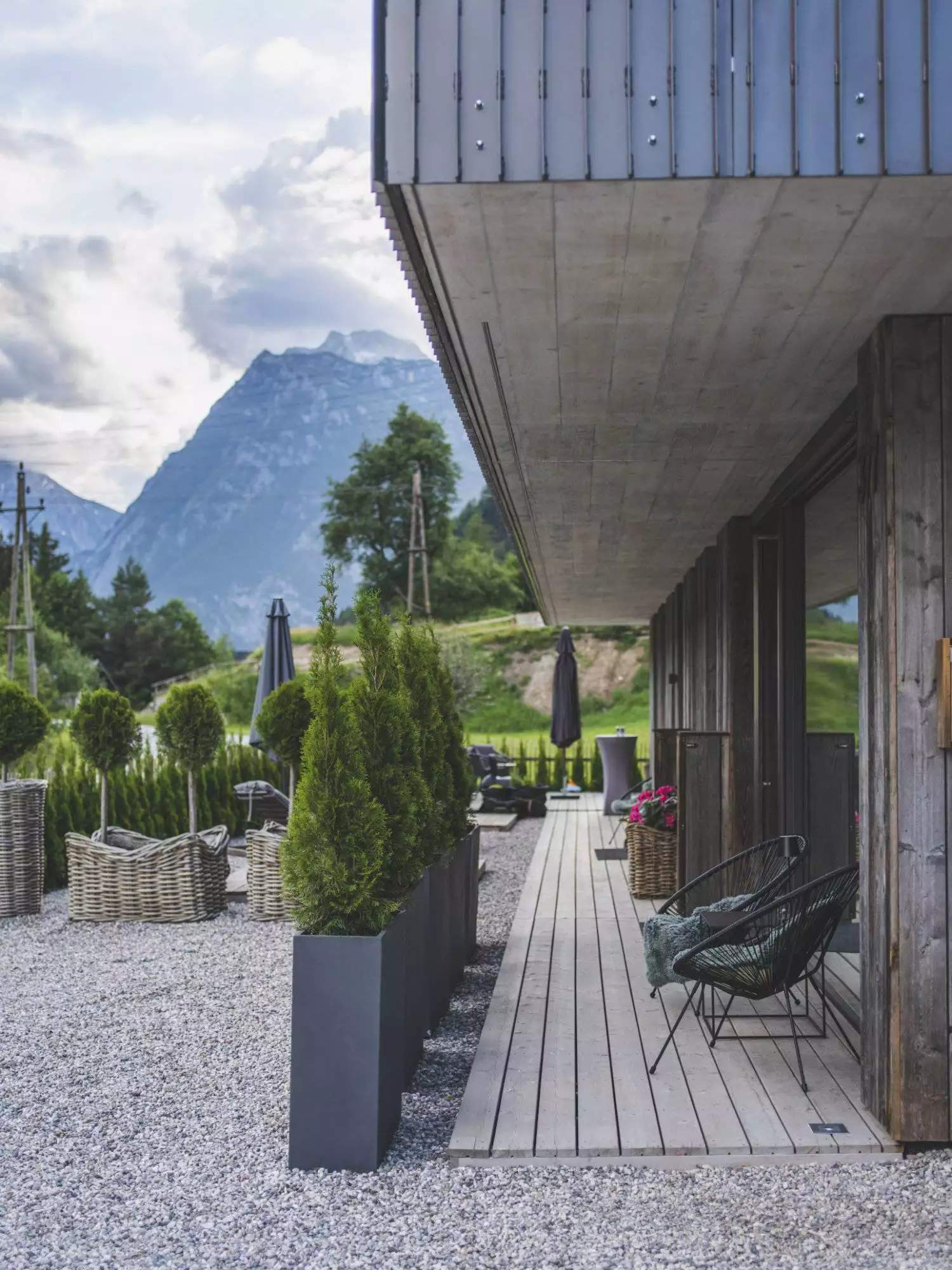 Ferienwohnung Tennengau - Die Terrasse der Ferienwohnung mit Blick auf die umliegenden Berge